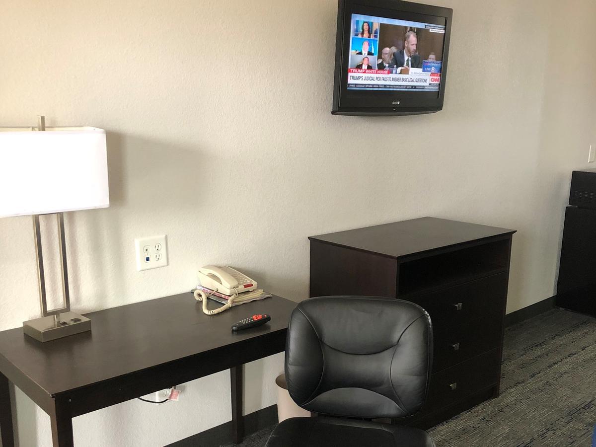 Executive Inn And Suites Joaquin Eksteriør billede